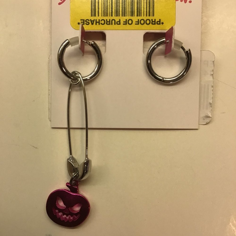 Betsey Johnson New Mismatch Shocking Pink Jack-O-Lantern and Safety Pin Earrings